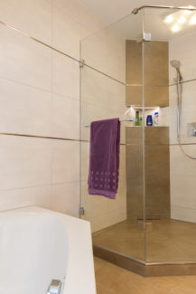 Badezimmer mit dekorativer Wandgestaltung