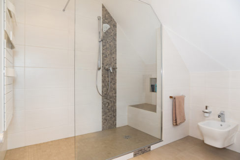 Dachbodenbad mit Mosaik-Highlights und Barrierefreier Dusche mit Sitzgelegenheit