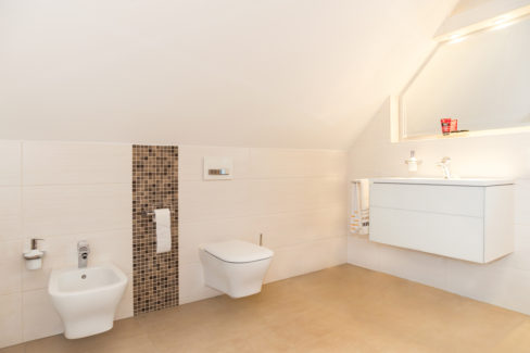 Dachbodenbad mit Mosaik-Highlights